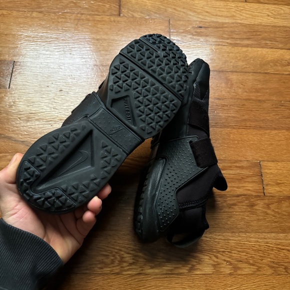 Womens All Black Nike Hurache Shoes - Picture 8 of 10